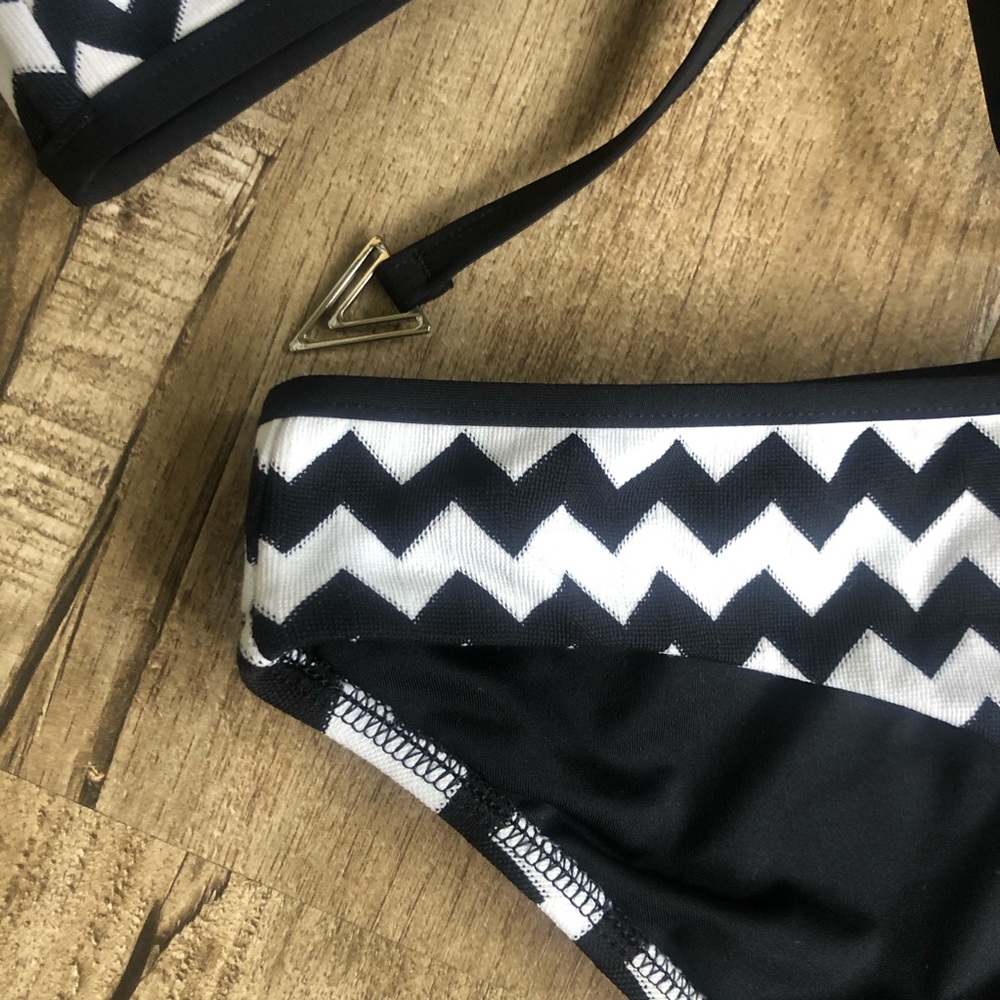 Seafolly Black & White Zig Zag Chevron Bikini 12 - Picture 2 of 10